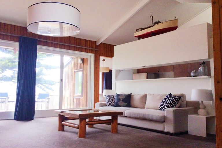 Photo of property in 3 Maramanui Way, Karaka Bays, Wellington, 6022