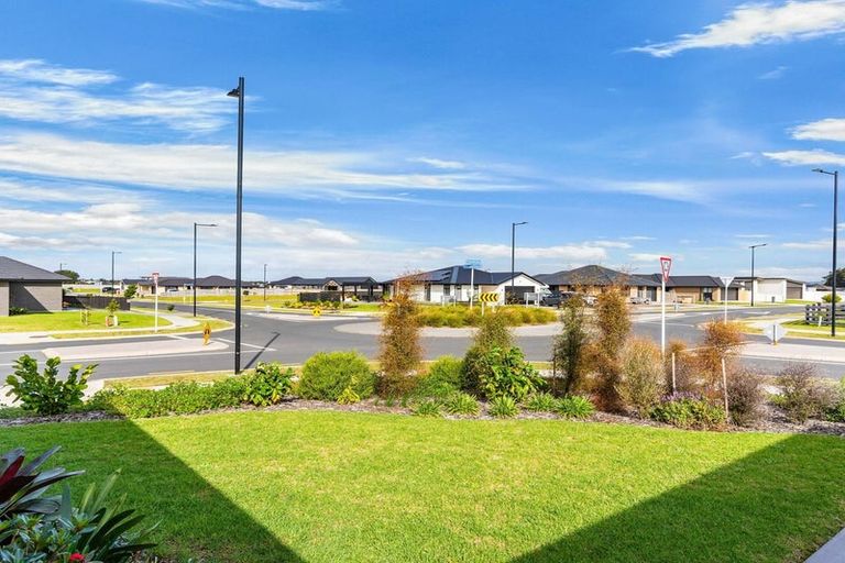 Photo of property in 98 Kaurinui Crescent, One Tree Point, 0118