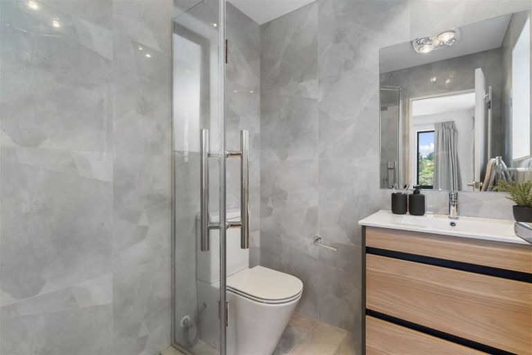 Photo of property in 1/4 Mcquoid Place, Glenfield, Auckland, 0629