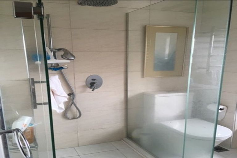 Photo of property in 15 Longwood Place, Forrest Hill, Auckland, 0620