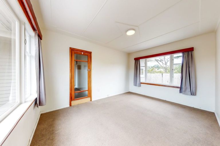 Photo of property in 26 Robert Street, Newlands, Wellington, 6037