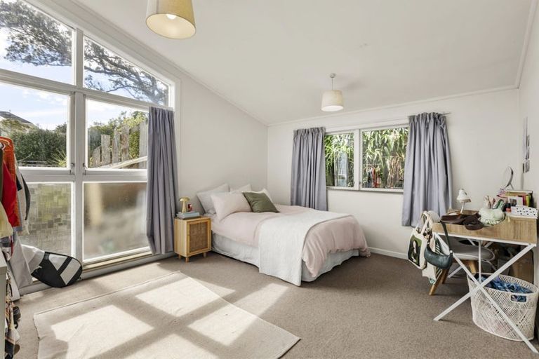 Photo of property in 142 Kelburn Parade, Kelburn, Wellington, 6012