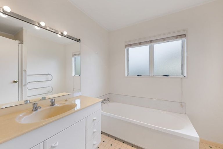 Photo of property in 2/3 Jacanas Place, Unsworth Heights, Auckland, 0632