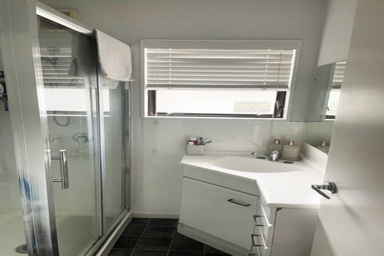 Photo of property in 1/38 Kaipatiki Road, Glenfield, Auckland, 0629