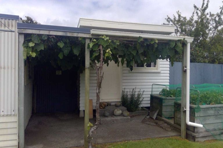 Photo of property in 18 Arthur Road, Paraite, New Plymouth, 4373