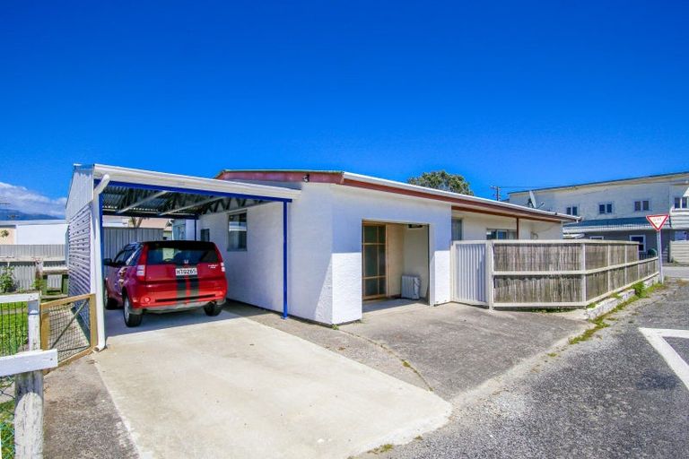 Photo of property in 21 Palmerston Street, Westport, 7825