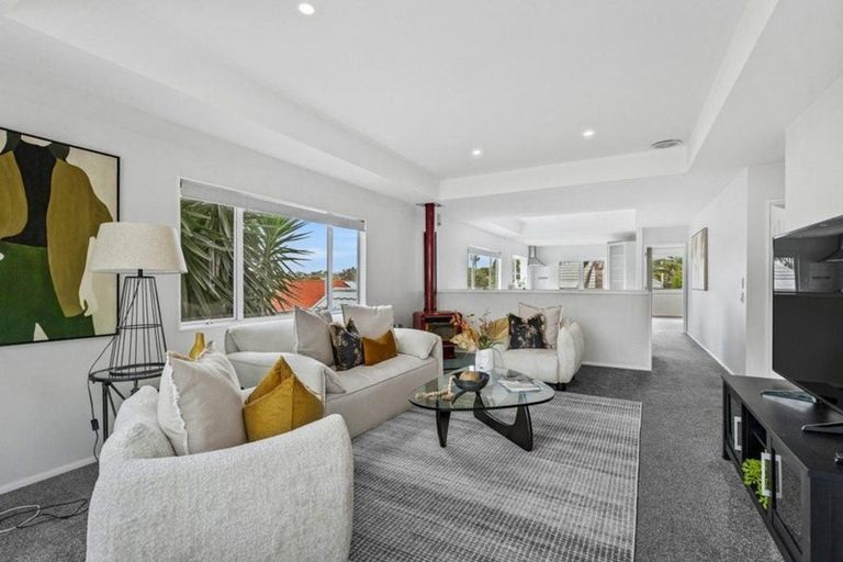Photo of property in 5 Oystergrove Road, West Harbour, Auckland, 0618