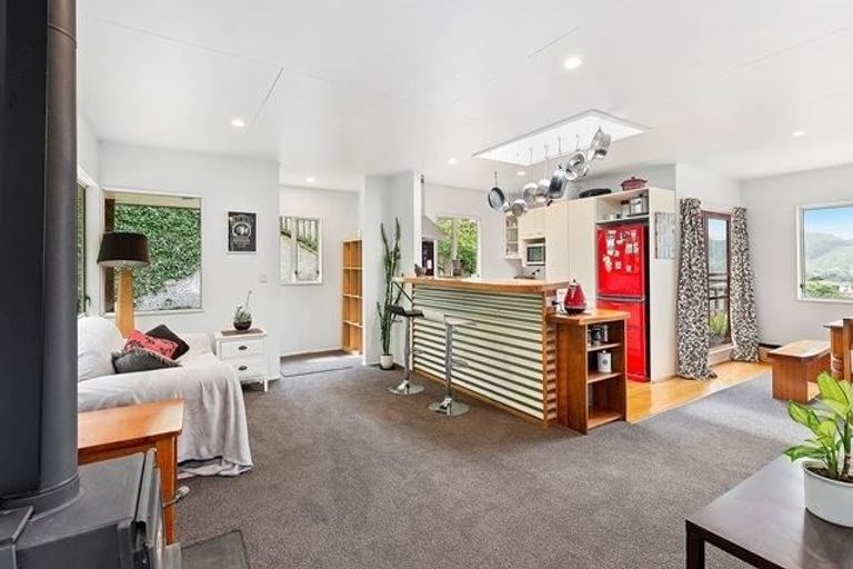 Photo of property in 8a Cullen Place, Tawa, Wellington, 5028