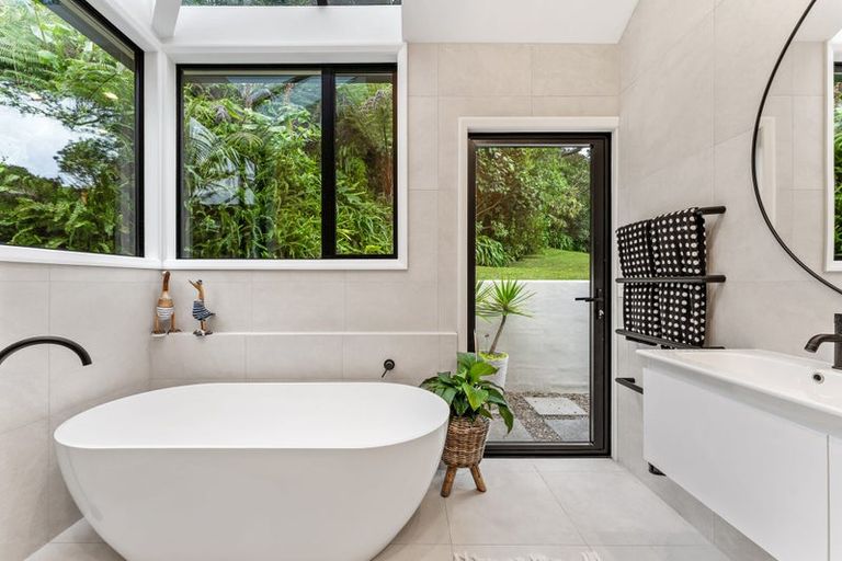 Photo of property in 10 Zita Avenue, Matakatia, Whangaparaoa, 0930