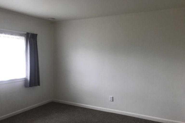 Photo of property in 936 East Coast Road, Northcross, Auckland, 0630