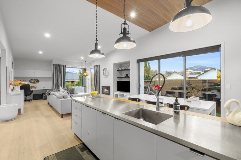Photo of property in 8 Kapuka Lane, Wanaka, 9305