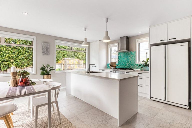 Photo of property in 6a Moera Place, Stanmore Bay, Whangaparaoa, 0932