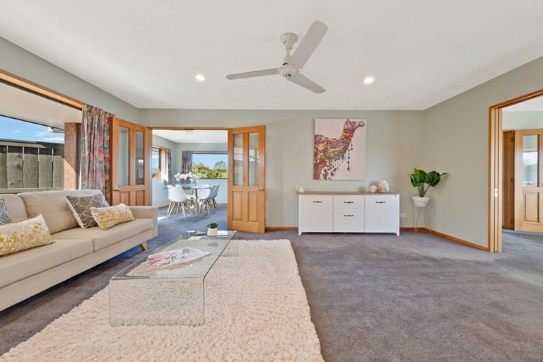 Photo of property in 7 Thicket Close, Redwood, Christchurch, 8051