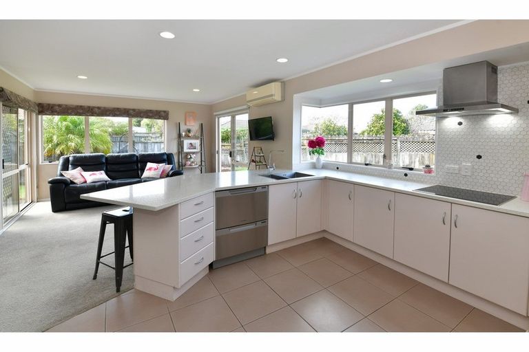 Photo of property in 11 Lakeside Drive, Orewa, 0931