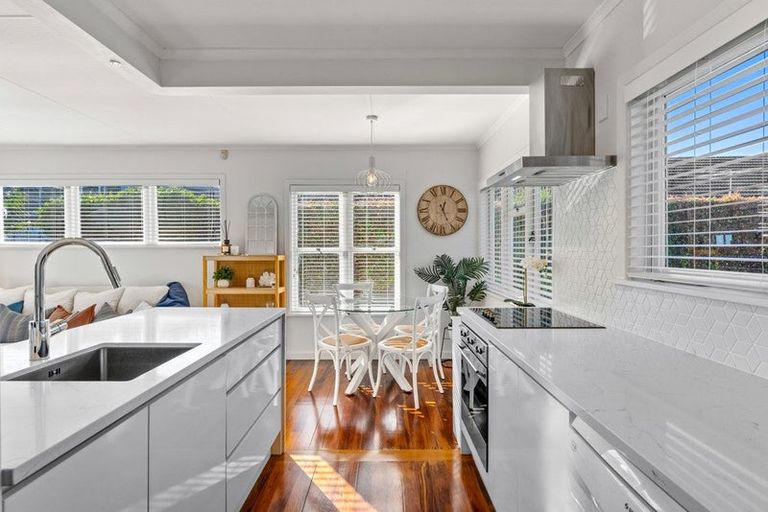 Photo of property in 1/15 Stanley Avenue, Milford, Auckland, 0620