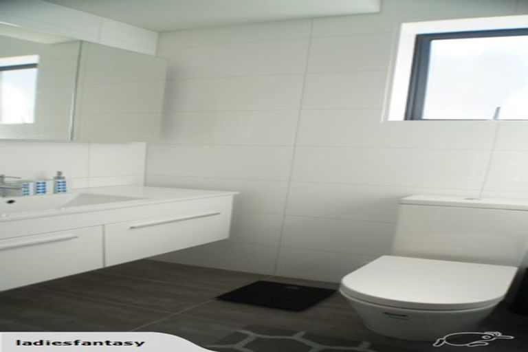 Photo of property in 2/10 Silver Moon Road, Albany Heights, Auckland, 0632