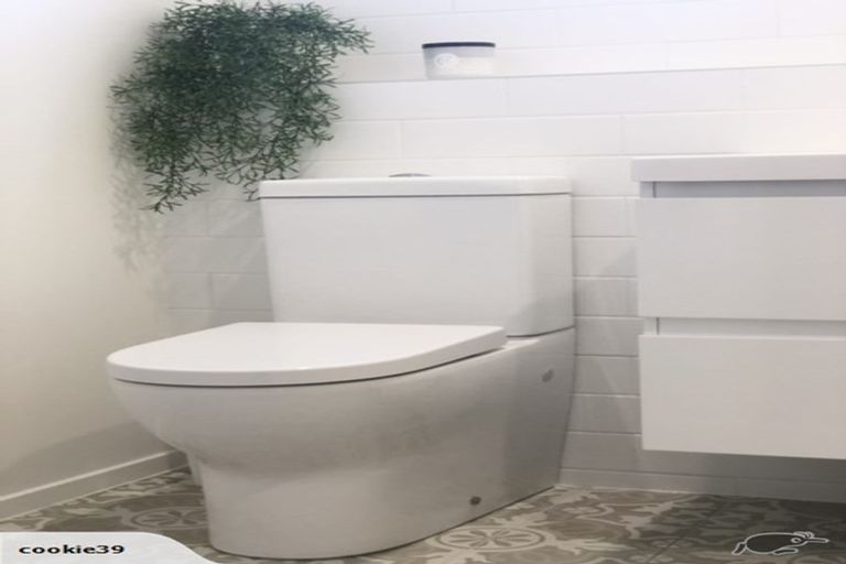 Photo of property in 1/90 Pupuke Road, Hillcrest, Auckland, 0627