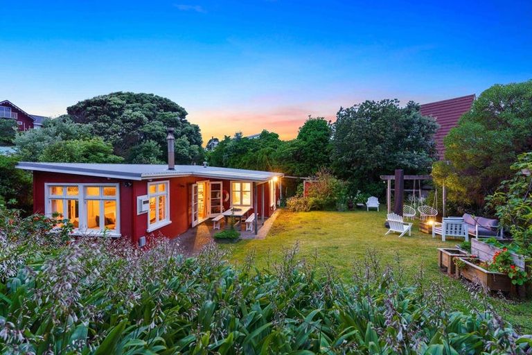 Photo of property in 42 Field Way, Waikanae Beach, Waikanae, 5036