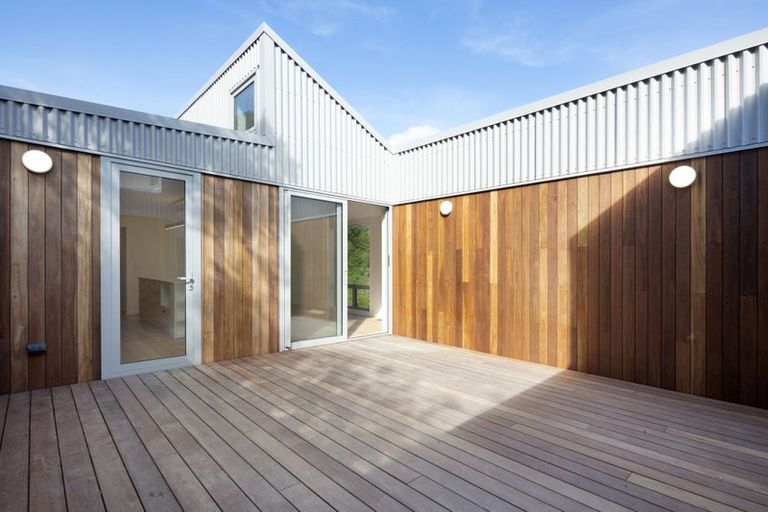 Photo of property in 129 Houghton Bay Road, Houghton Bay, Wellington, 6023