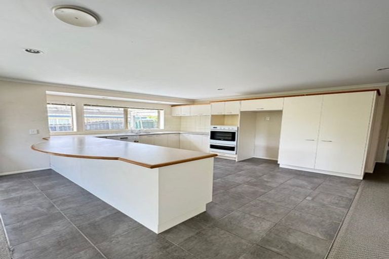 Photo of property in 6 Newbliss Crescent, East Tamaki Heights, Auckland, 2016