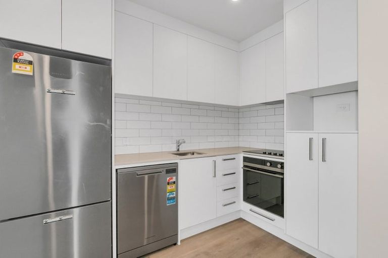 Photo of property in 2 Ko Street, Northcote, Auckland, 0627