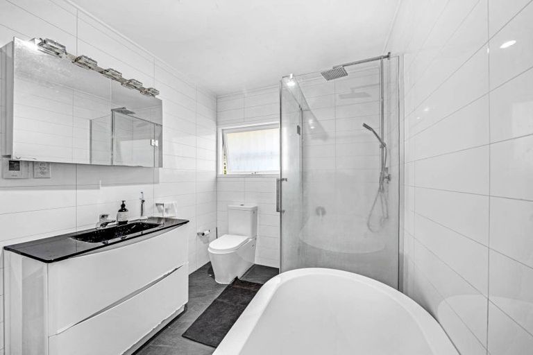 Photo of property in 2 Tudward Glade, Hillcrest, Auckland, 0627