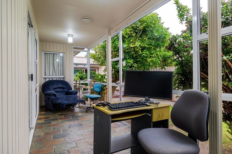 Photo of property in 86 Wikiriwhi Crescent, Awapuni, Palmerston North, 4412