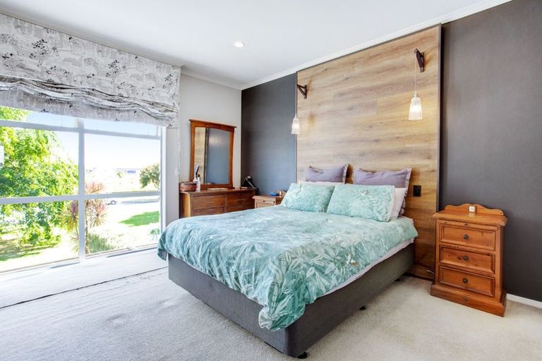 Photo of property in 16 Willow Camp Road, Takanini, 2112