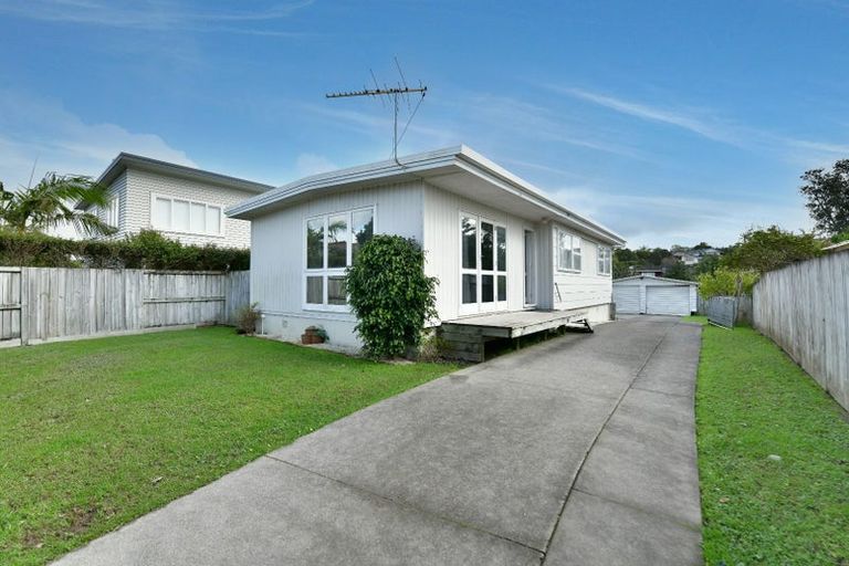 Photo of property in 5 Walton Street, Red Beach, 0932