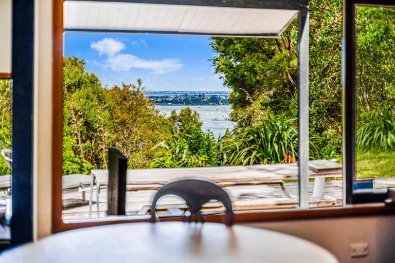 Photo of property in 48 Ngarahana Avenue, Paremoremo, Auckland, 0632