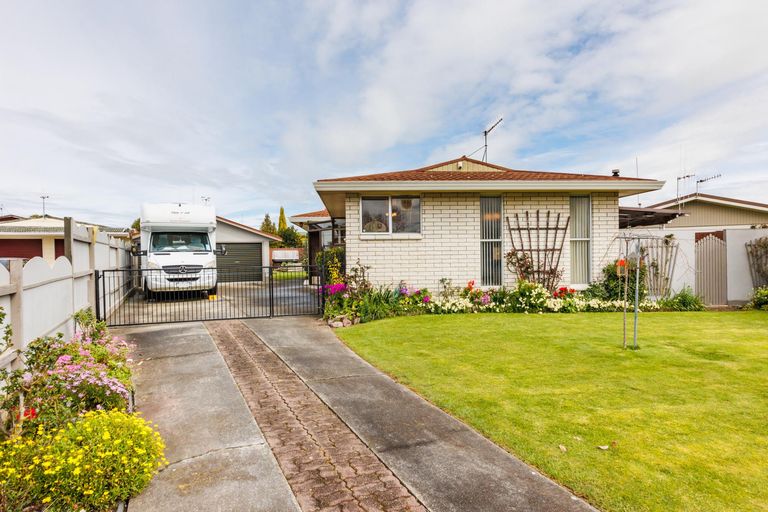 Photo of property in 15 Grange Place, Milson, Palmerston North, 4414