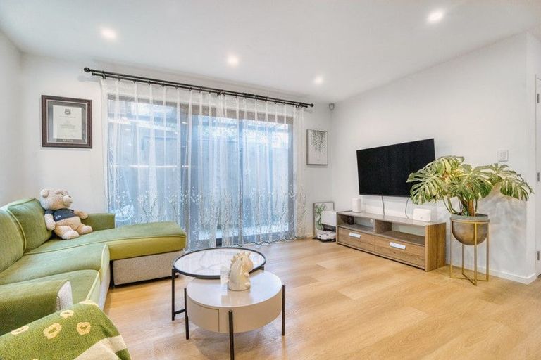 Photo of property in 152b Luckens Road, West Harbour, Auckland, 0618