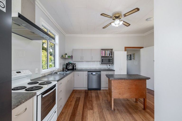 Photo of property in 5 Perrin Place, Kelvin Grove, Palmerston North, 4414