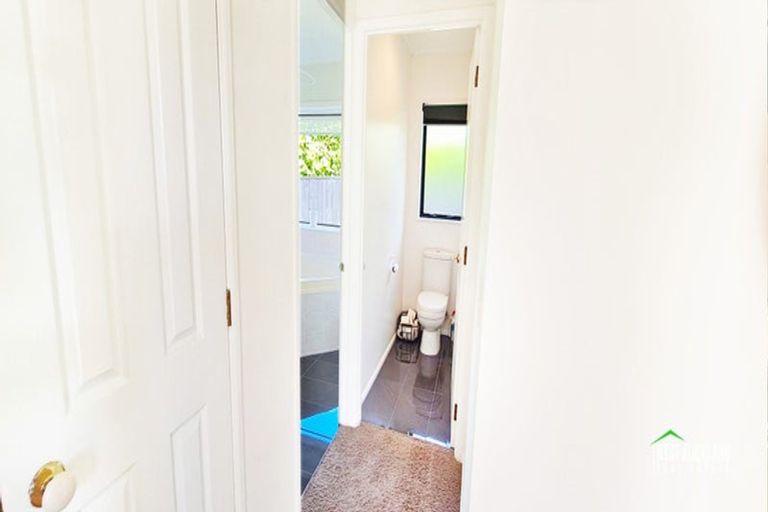 Photo of property in 19 Heversham Place, Glendene, Auckland, 0602