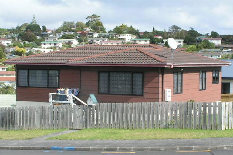 Photo of property in 1 Loughanure Place, Massey, Auckland, 0614