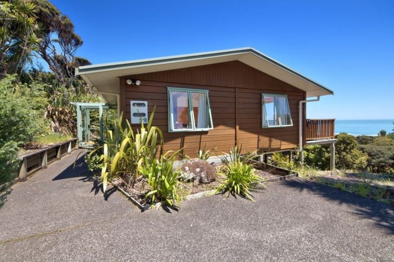 Photo of property in 105 Seaview Road, Piha, 0772