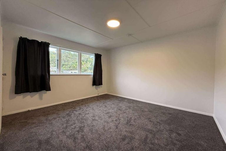 Photo of property in 11 Wainhouse Street, Stokes Valley, Lower Hutt, 5019