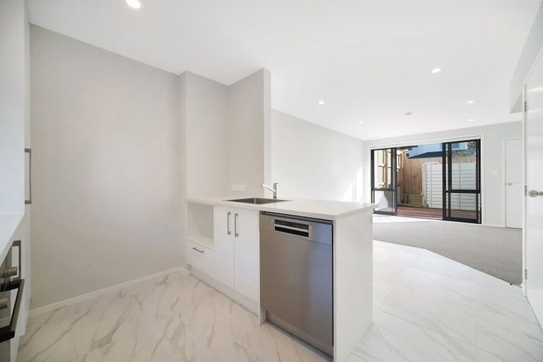 Photo of property in 7/31 Ayton Drive, Totara Vale, Auckland, 0629
