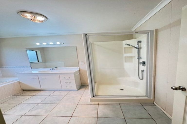 Photo of property in 6 Newbliss Crescent, East Tamaki Heights, Auckland, 2016