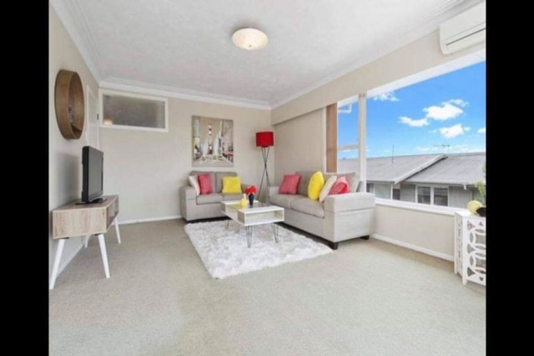 Photo of property in 82 Royal View Road, Te Atatu South, Auckland, 0610