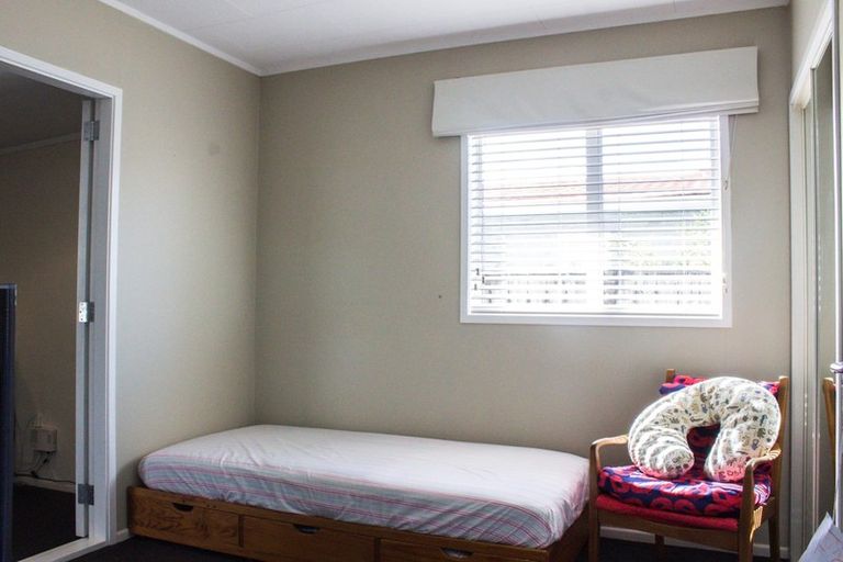 Photo of property in 15 Taikata Road, Te Atatu Peninsula, Auckland, 0610