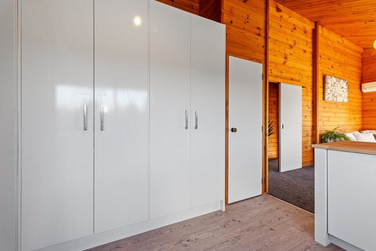 Photo of property in 802 Waitakere Road, Kumeu, 0891