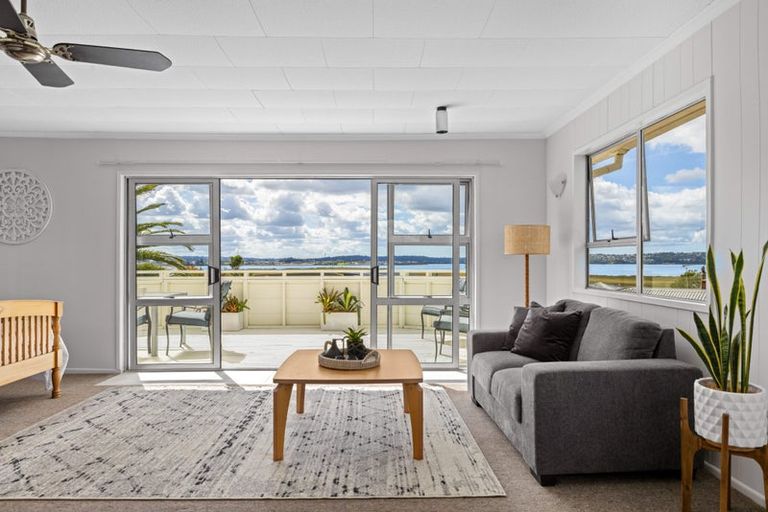 Photo of property in 43 Rewarewa Road, Te Atatu Peninsula, Auckland, 0610