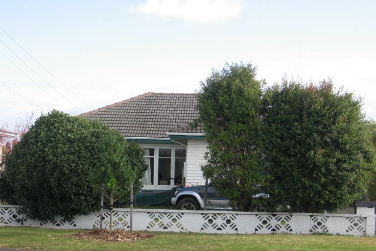 Photo of property in 8 Peachgrove Road, Te Atatu Peninsula, Auckland, 0610