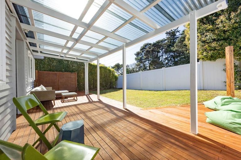 Photo of property in 1/49 Konini Road, Titirangi, Auckland, 0604