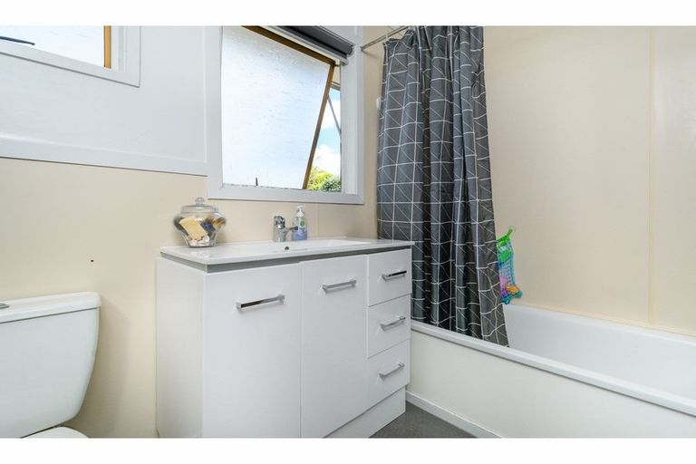 Photo of property in 26 Solar Road, Glen Eden, Auckland, 0602