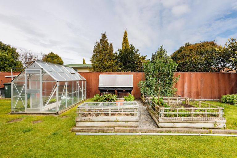 Photo of property in 15 Grange Place, Milson, Palmerston North, 4414