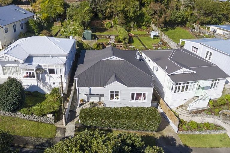 Photo of property in 16 Woburn Road, Northland, Wellington, 6012