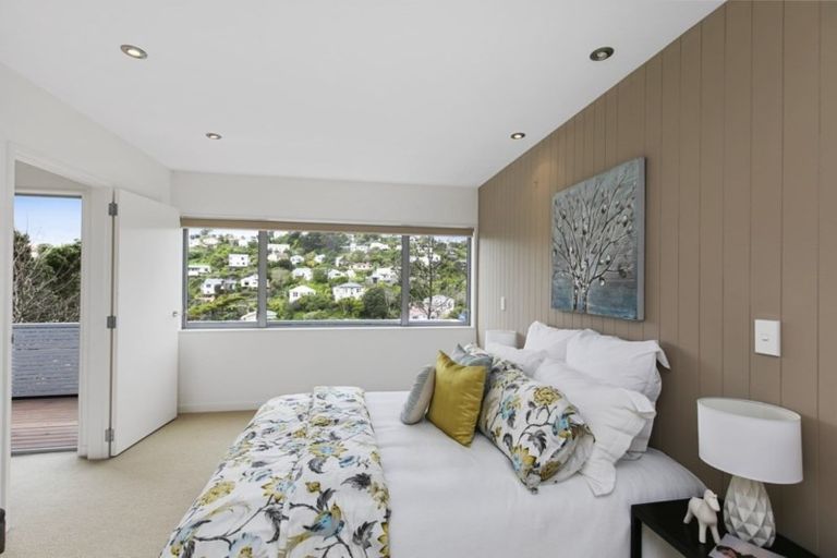 Photo of property in 32 Tiketike Way, Brooklyn, Wellington, 6021