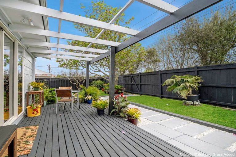 Photo of property in 2/1 Woodside Road, Massey, Auckland, 0614